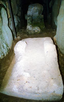 羨道の追葬された家形石棺写真