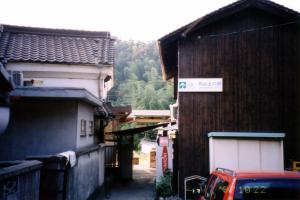 元山上口駅（右の商店で乗車券を購入）