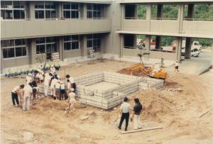 中庭建設中の平群南小学校