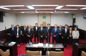 議会議場での議員集合写真