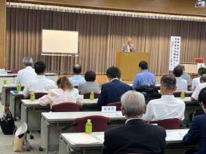 正副議長研修会で講師が講演されている写真