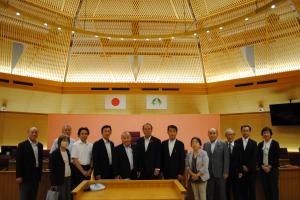 京丹波町議会議場での全議員と町長の集合写真