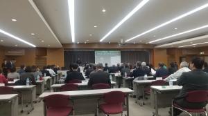 ドローンの活用事例を講師が講演されている写真