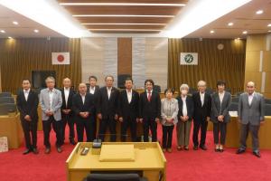 築上町議会での議員視察研修集合写真